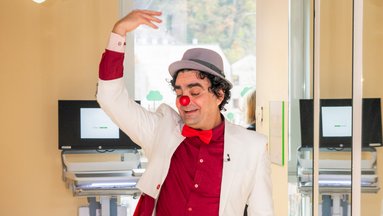 ROTE NASEN-Humorbotschafter Rolando Villazon bei einem Auftritt in einem Krankenhaus.