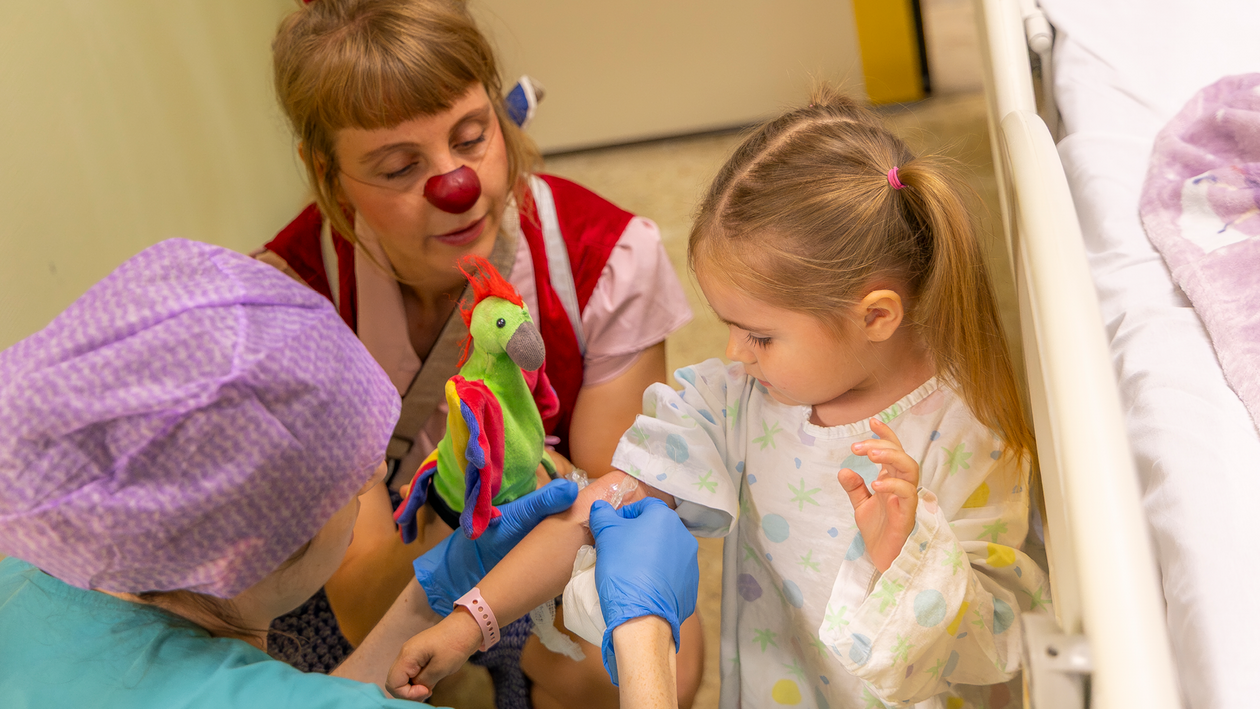 Das Mädchen Leonora wird von einer Ärztin auf die Narkose vorbereitet.