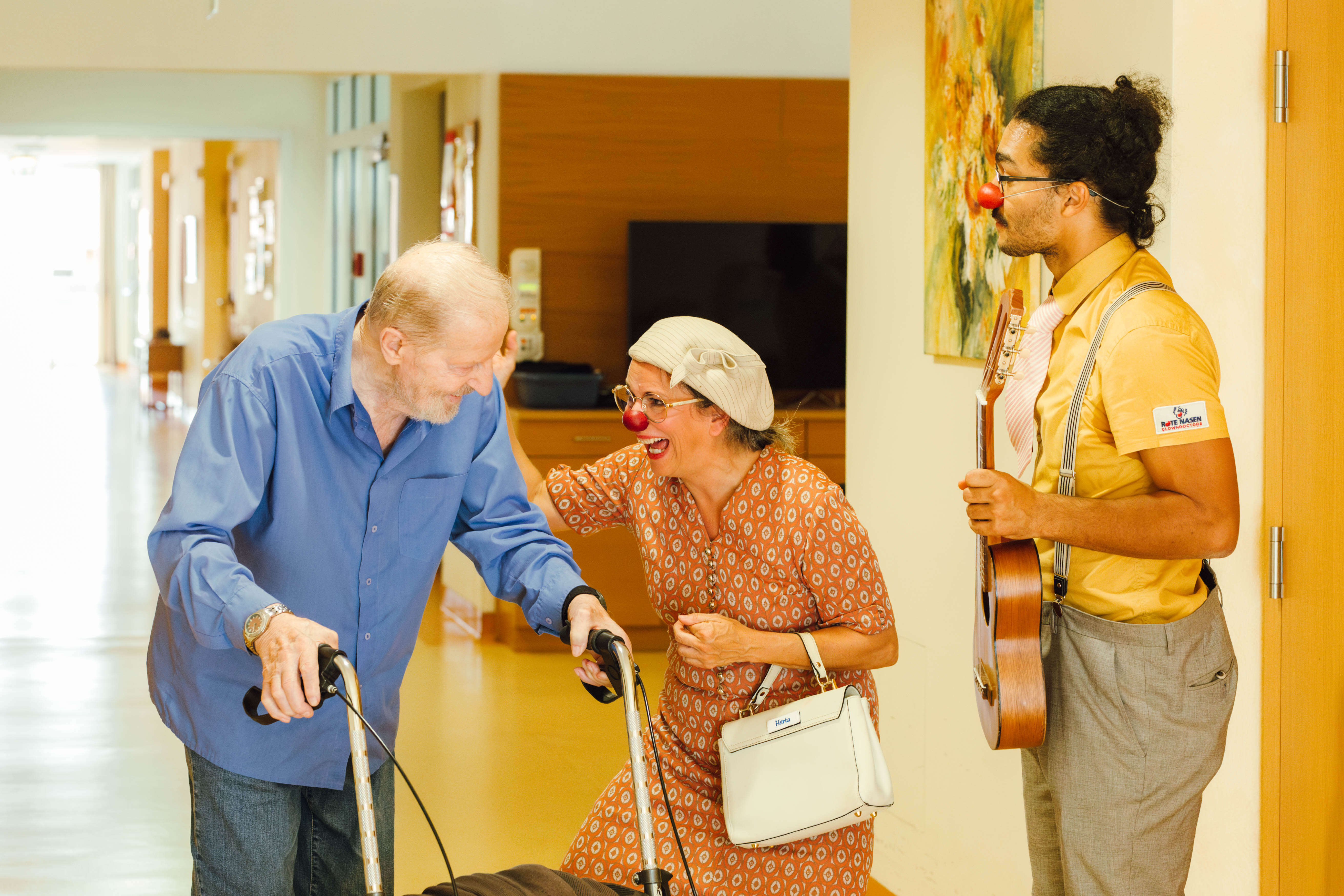 ROTE NASEN Clowns mit einem Bewohner im Pflegeheim in Tirol.