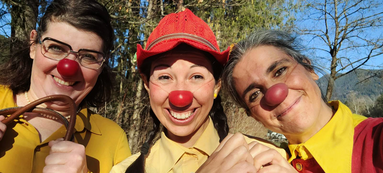 Clownin Rita mit ihren Clown-Kolleginnen beim Emergency Smile Einsatz in Kärnten