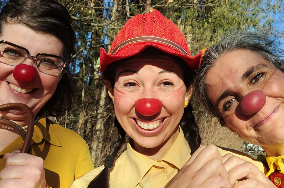 Clownin Rita mit ihren Clown-Kolleginnen beim Emergency Smile Einsatz in Kärnten
