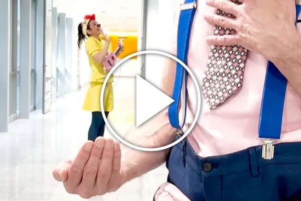 Videovorschaubild mit Playbutton von ROTE NASEN Clown Anton und Clownin Candy beim Zaubern.