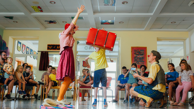 Zwei Clowns der ROTE NASEN bei einem Auftritt vor Kindern aus der Ukraine.