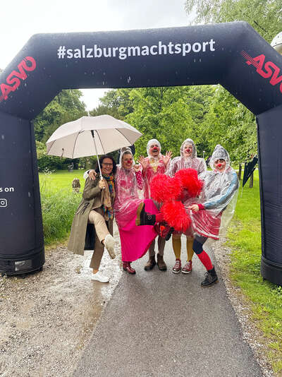 Trotz Regen war die Stimmung bei Landesrätin Daniela Gutschi und den Clowns gut.