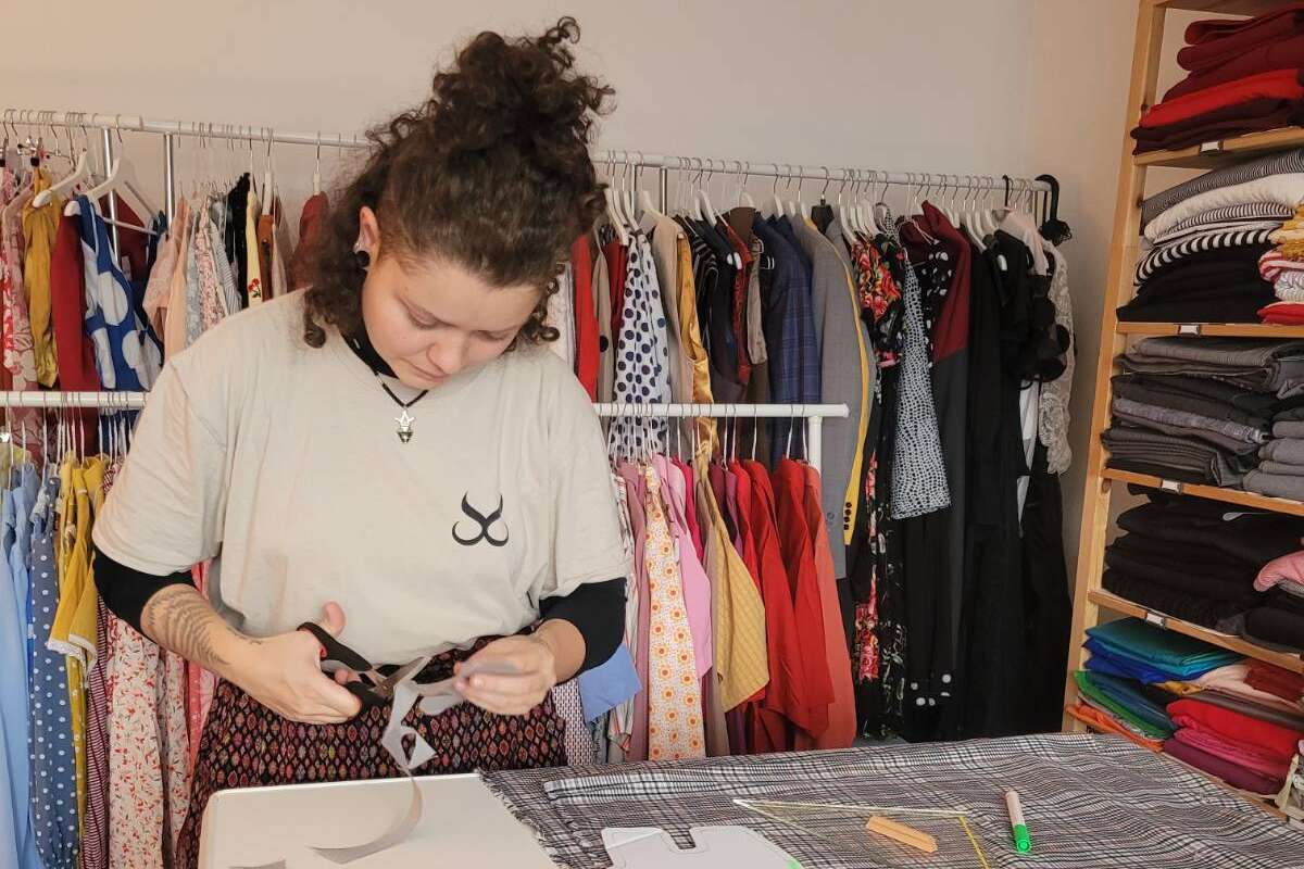 Stoffzuschnitte in der ROTE NASEN-Nähwerkstatt in Graz.