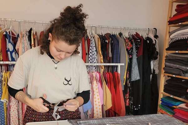 Stoffzuschnitte in der ROTE NASEN-Nähwerkstatt in Graz.