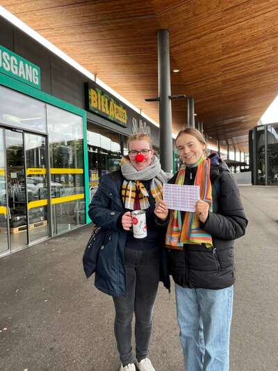 Schülerinnen vor einem Supermarkt beim Sammeln von Spenden