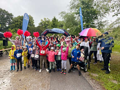 Gruppenbild mit den großen und kleinen Teilnehmer*innen, die für mehr Lachen im Spital an den Start gingen.