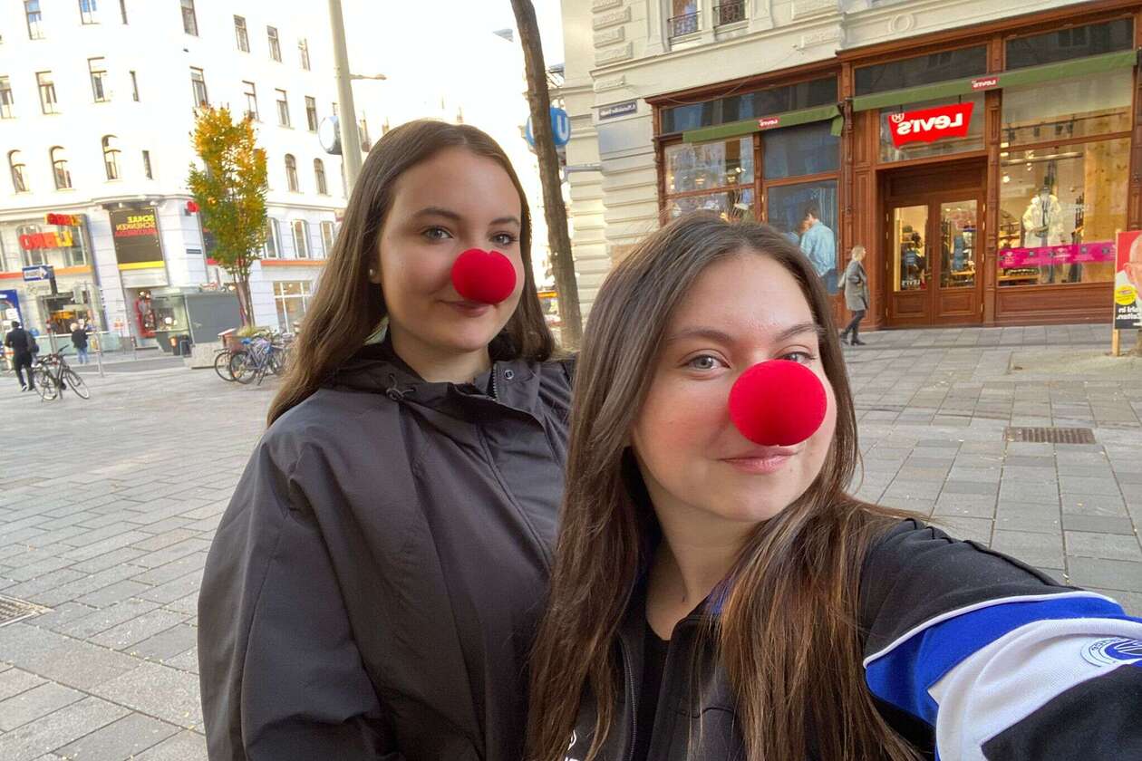 Schülerinnen bei der Straßensammlung für ROTE NASEN in Wien