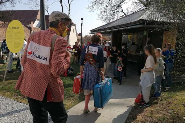 Die Clowns der ROTE NASEN besuchen geflüchtete Kinder aus der Ukraine.