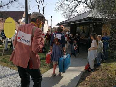 Die Clowns der ROTE NASEN besuchen geflüchtete Kinder aus der Ukraine.