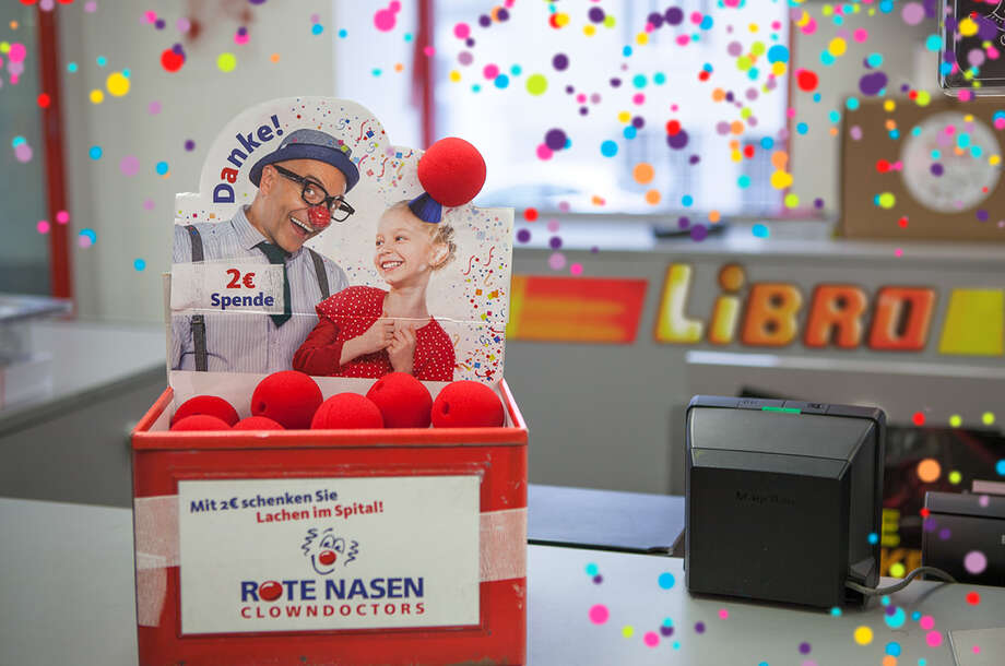 Eine Verkleidung die Lachen schenkt ROTE NASEN Dispenser in einem Libro-Shop