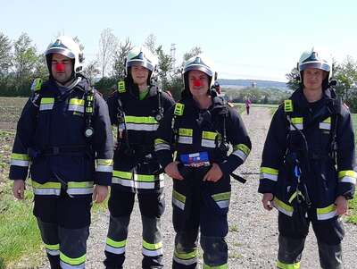 4 LäuferInnen gingen beim ROTE NASEN LAUF in Leobendorf in Feuerwehrausrüstung an den Start.