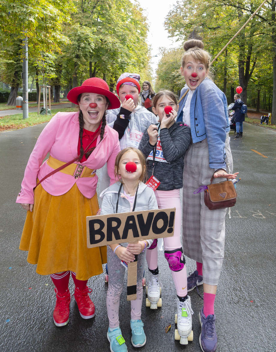 Clowns mit Kindern auf der Strecke beim ROTE NASEN LAUF