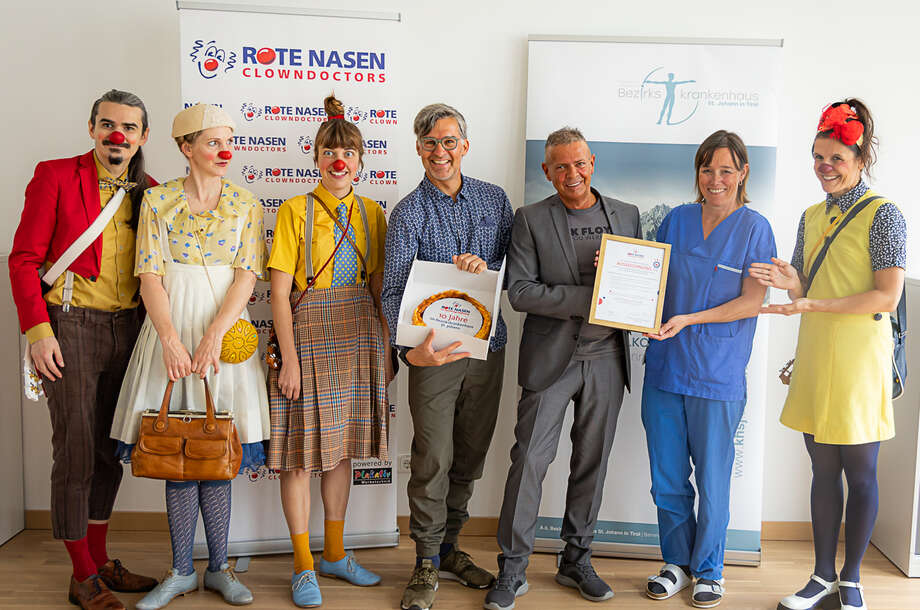 Andreas Rauter, Regionaler Programmleiter von ROTE NASEN Tirol, überreichte Harald Sinnhuber (Pflegedirektor des BKH St. Johann i.T.) und Sara Kranebitter (Pflegebereichsleitung Kinder- und Jugendheilkunde des BKH St. Johann i.T.) stellvertretend für das gesamte medizinische Personal eine Auszeichnung für die hervorragende Zusammenarbeit.