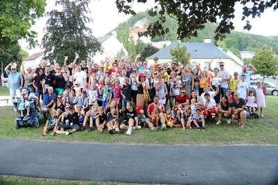 Gruppenfoto aller StarterInnen beim ROTE NASEN LAUF Pitten