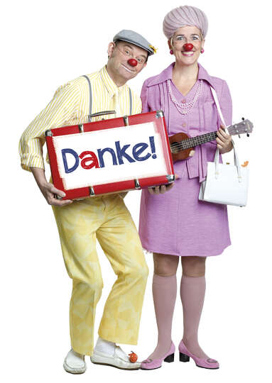 Zwei Clowns mit DANKE Schild sind zu sehen