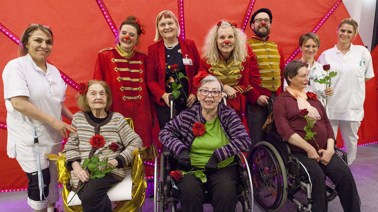 Gruppenfoto mit Bewohnerinnen, Clowns und Pflegepersonal 