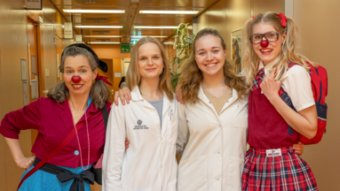 Gruppenfoto mit ROTE NASEN-Clowninnen Irmi, Josefine und zwei Ärztinnen in einem Krankenhaus.