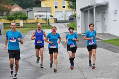 5 LäuferInnen laufen im Gleichschritt beim ROTE NASEN LAUF Deutsch Kaltenbrunn