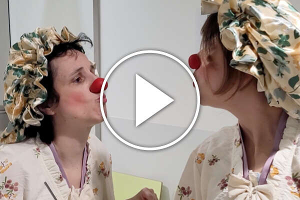 Clowninnen Jacqueline und Toni in Nachthemden