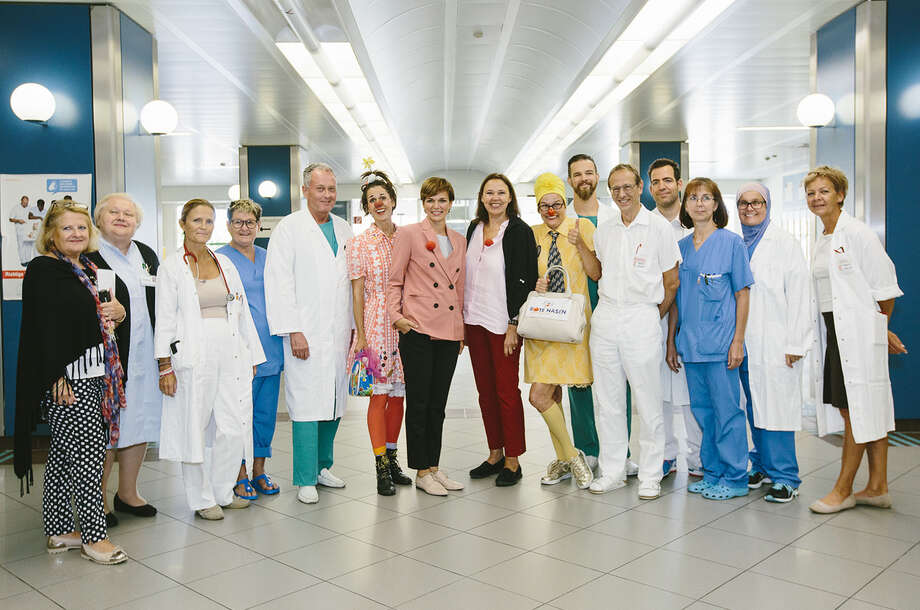Gesundheitsministerin Rendi-Wagner posiert gemeinsam mit Clowns, Personal des SMZ-Ost und MitarbeiterInnen der ROTE NASEN im Krankenhausflur