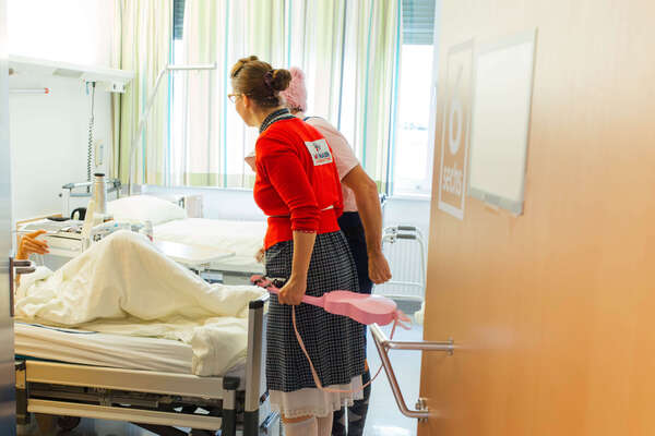 ROTE NASEN Clowns besuche eine ältere Person im Spital.