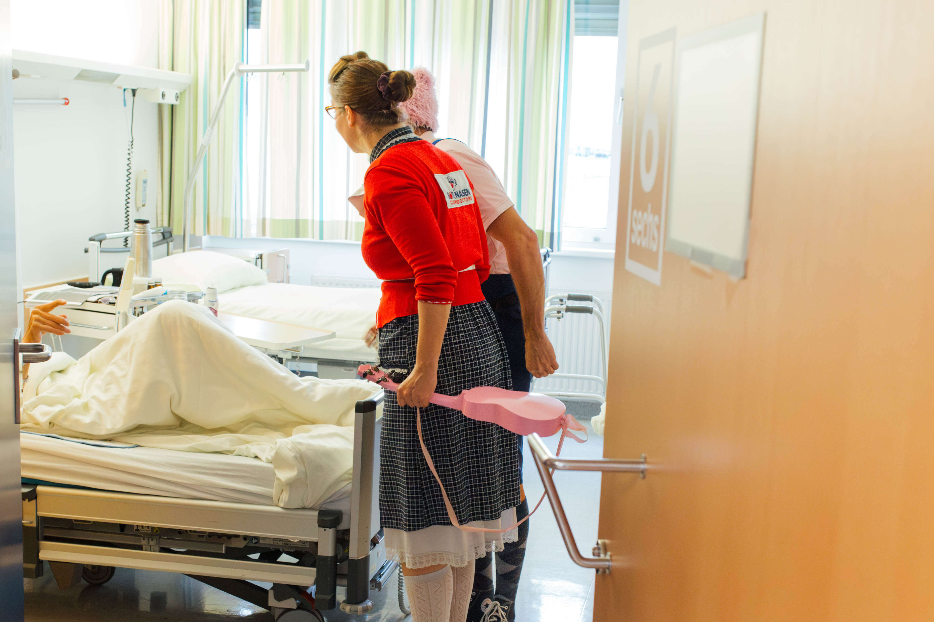 ROTE NASEN Clowns besuche eine ältere Person im Spital.