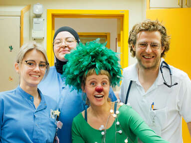 Clownin Lilo als Weihnachtsbaum mit Pflegepersonal in der Klinik Donaustadt in Wien