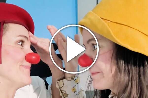 Clownin Luise und Clownin Simona auf der Kinderstation.