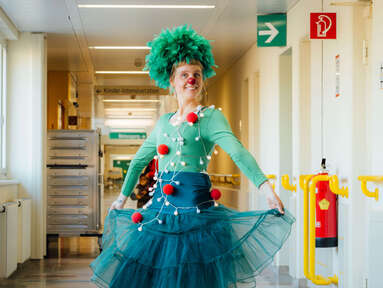 Clownin Lilo als Weihnachtsbaum in der Klinik Donaustadt in Wien