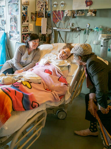 Wachkomapatientin lächelt Franz an während er mit ihr plaudert