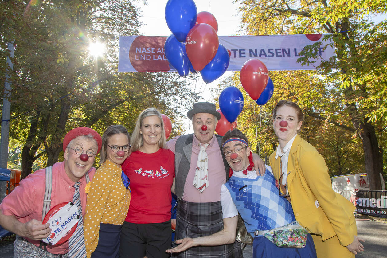 Die ROTE NASEN Geschäftsleitung Karin Kufner-Humer und Martin Kotal eröffneten gemeinsam mit den Clowns den 15. ROTE NASEN LAUF in Wien.