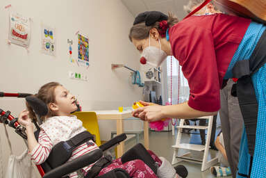 Clownin Irmi beim Clownbesuch mit einem Kind