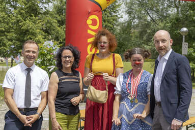 Gruppenbild mit den ROTE NASEN-Clowninnen Gudrun und Berta, sowie Vertreterinnen und Vertreter aus der Politik.