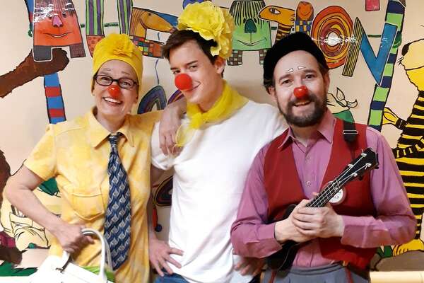 Zwei Clowns und Ö3-Moderator Philipp Hansa posieren vor einer bunten Wand im SMZ-Ost