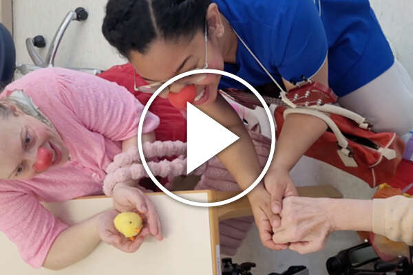 Clownin Petra und Clownin Olwethu bei Senior*innen in einer Pflegeeinrichtung.