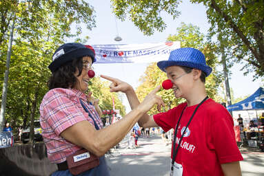 ROTE NASEN-Clownin Alba und ein Junge am Wiener ROTE NASEN-Lauf.