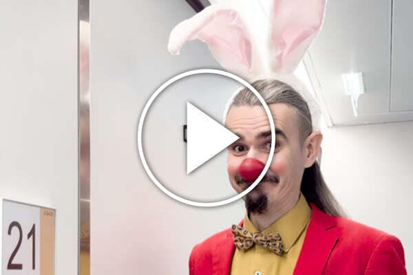 Clown Henry mit Hasenohren.