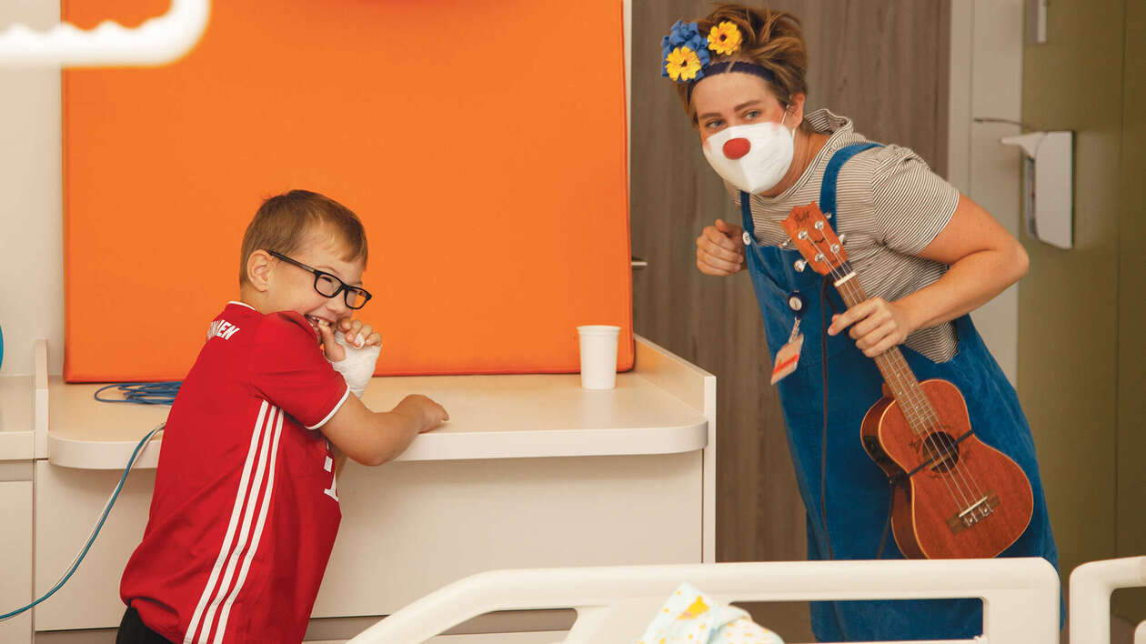 Christian heckt mit Clownin Paula ein Plan aus