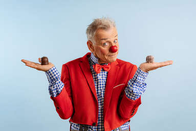 ROTE NASEN-Clown Igor hält zwei Niemetz-Schwedenbomben in seinen Händen.