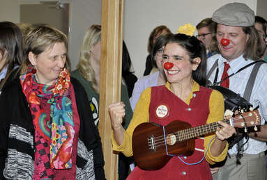 Clownpaar mit Musikinstrumenten zu sehen