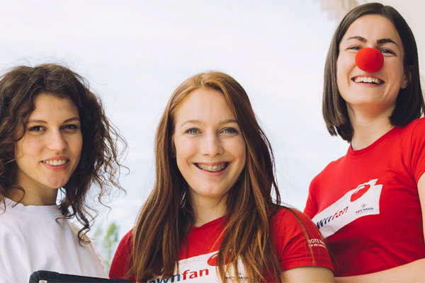 Gruppenfoto von ROTE NASEN Haustürwerberinnen.