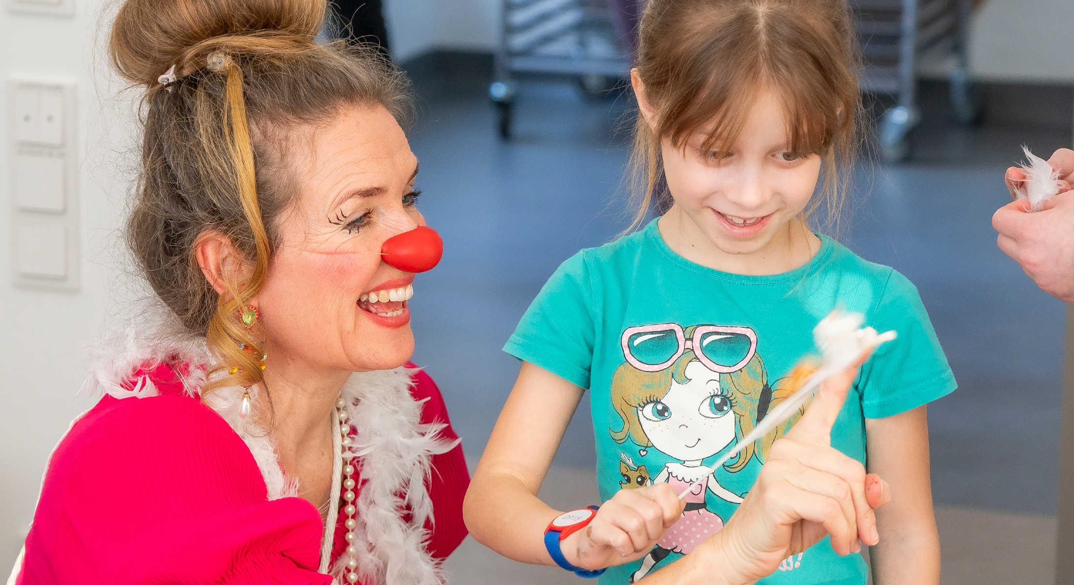 Clownin Nelly mit Viktoria in der Kinderreha.