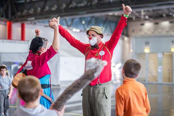 ROTE NASEN-Clowns Irmi und Raimund bei einem Auftritt vor Kindern.