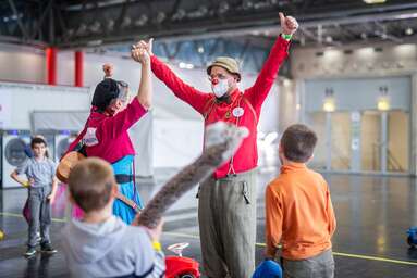ROTE NASEN-Clowns Irmi und Raimund bei einem Auftritt vor Kindern.