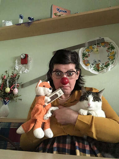 Clown-Fux Klaus, Aloisia und Hauskater.