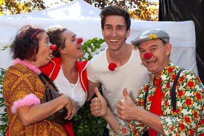 Musiker Luke Andrews hat Spaß mit 2 Clowns 