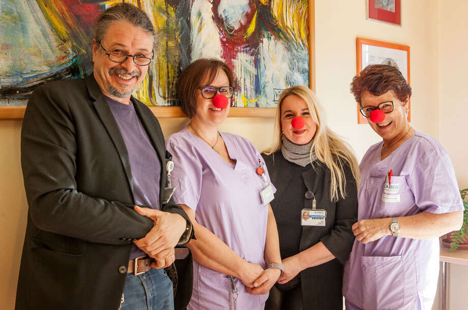 Gruppenfoto Angestellten der Psychiatrie Klagenfurt Abteilungsvorstand Prim. Dr. Herwig Oberlerchner und Stationsleiterin Ina Gaich lächeln mit zwei Stationsschwestern in die Kamera. Sie haben rote Schaumstoffnasen auf der Nase.