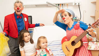 ROTE NASEN-Clowns Igor und Betti besuchen zwei Mädchen in deren Krankenzimmer.